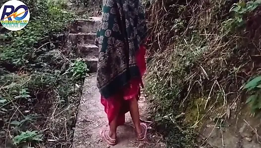 Ich ging einen spaziergang im dschungel desi-dorf und ich hob meine sari hoch und zeigte meinen arsch, brüste und muschi und eingeführt m