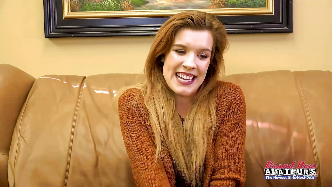 Santa's helper Ginger hottie Keaton masturbeert en zuigt een lul tot melk!