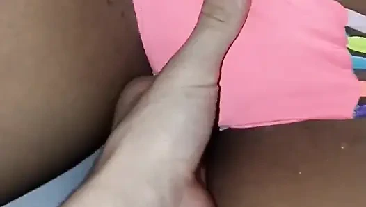 Banyodan çıkıp kurumak için havlu istiyor ve yaptığım şey yüzüne bitiyor ve şimdi banyo yapmak zorunda