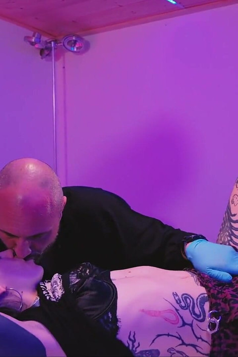 Tattoothreesome, She of Couple Cuckold Wants to Get Screwed by the Tattoo Artist