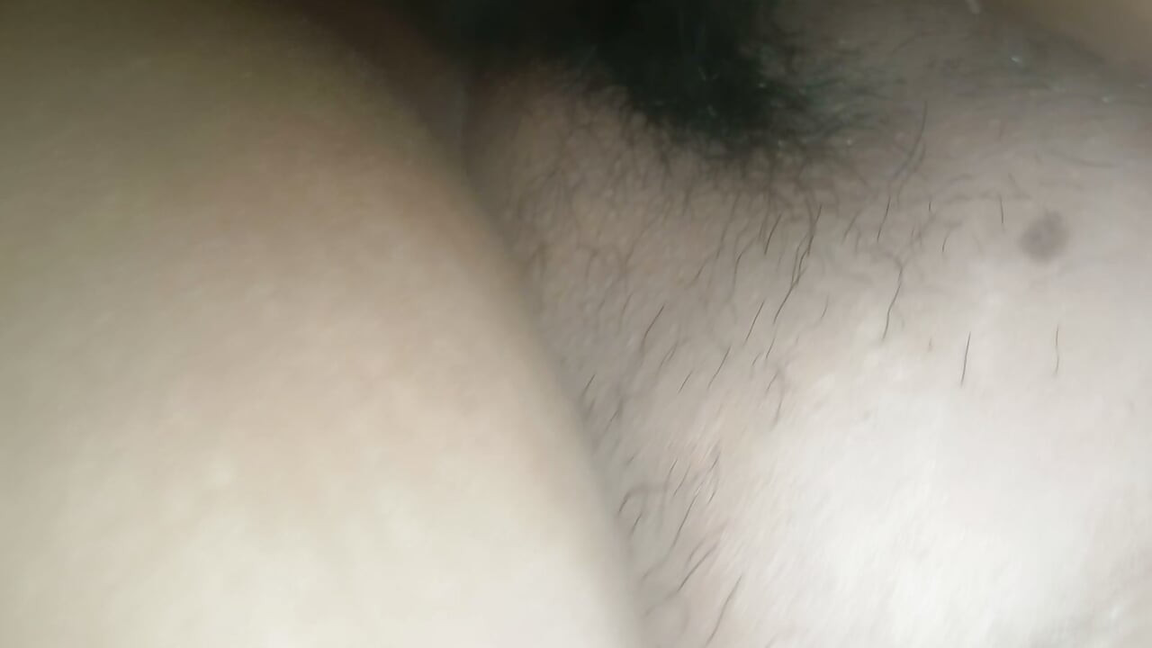 Ma demi-cousine m'ouvre les fesses