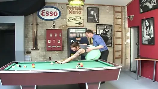 Ateşli Alman genç kız bilardo masasında yarağa biniyor