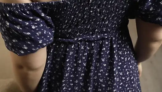 Istri semok dengan gaun biru ini dientot dari belakang sampai toketnya dicrot sperma hangat