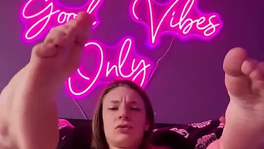 Zehenlutschen und spielen mit spielzeug