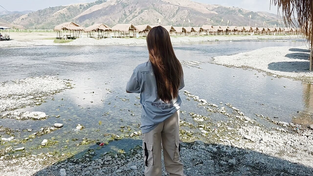 MENINA DA FAZENDA DÁ SUA BUCETA VIRGEM A UM ESTRANHO
