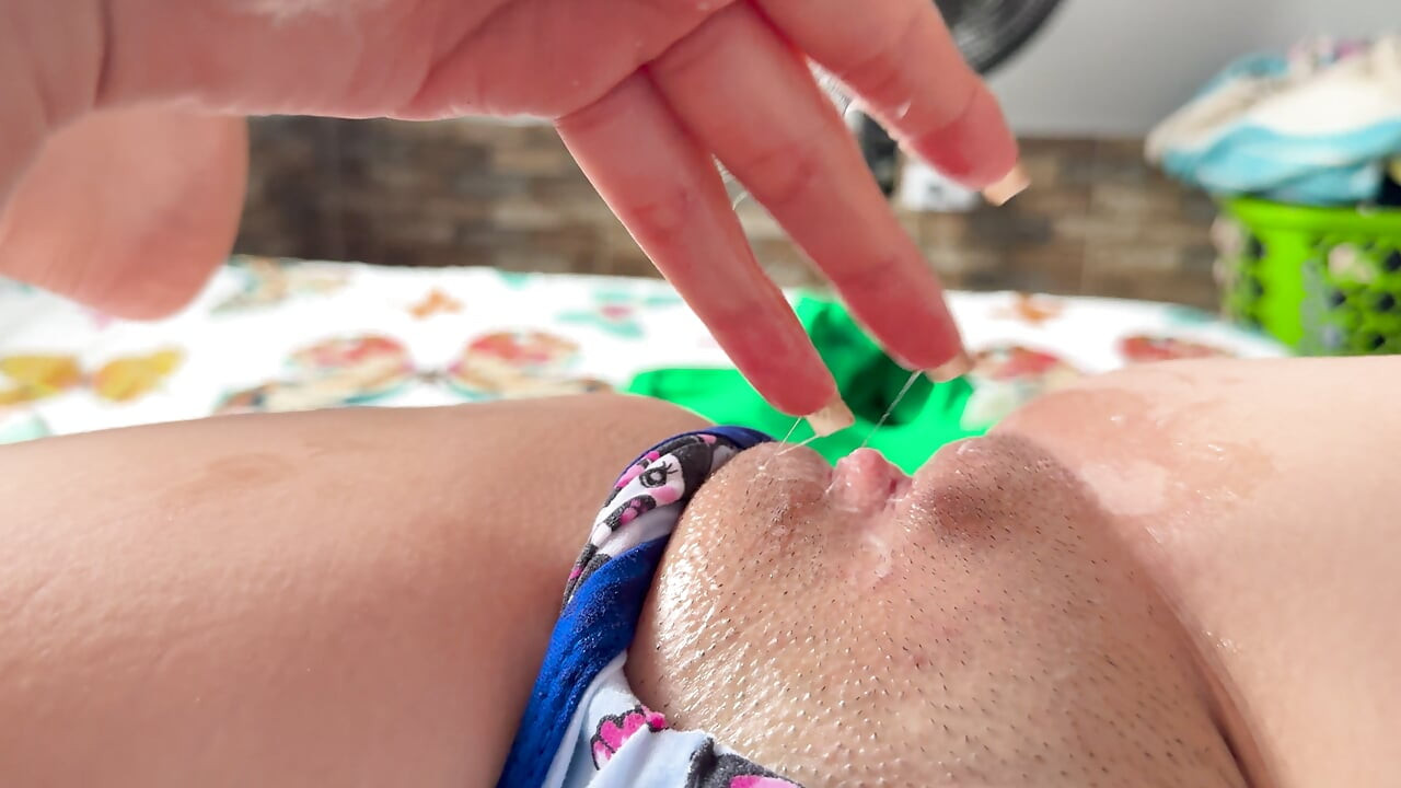 Tôi thích thủ dâm bên cửa sổ vào buổi sáng trong khi người qua đường