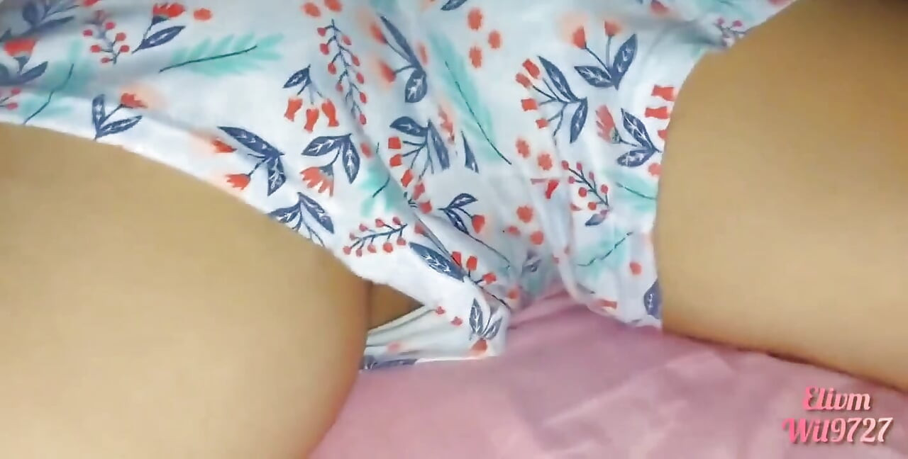 Selbstgedrehtes video mit meiner stiefschwester zum ersten mal in ihrem bett machen wir dinge unter den bettlaken.