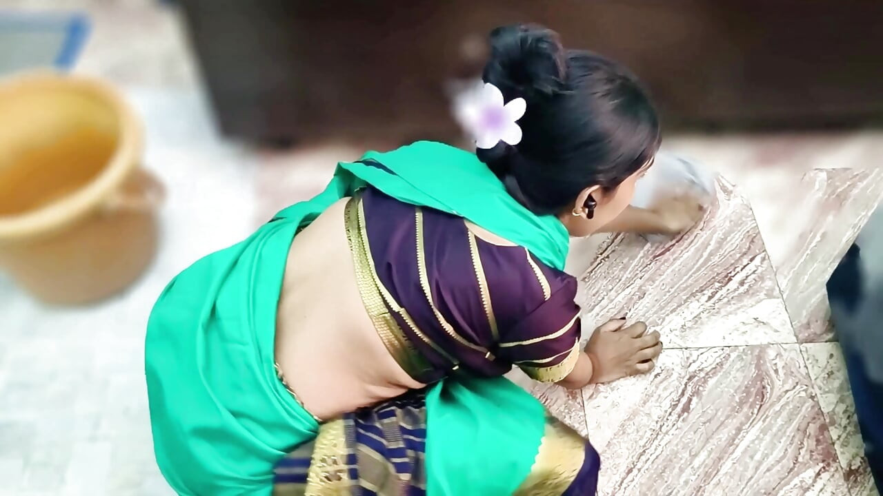 Người giúp việc Ấn Độ đụ trong saree, video sex tiếng Hin-di đầy đủ
