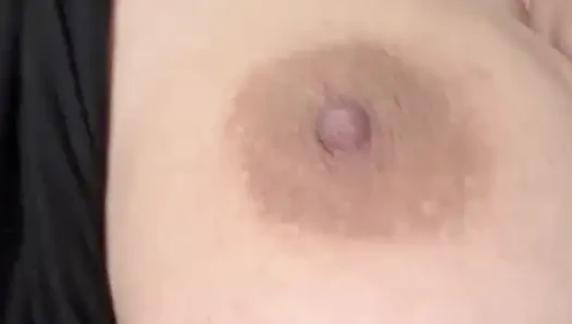 Sexy Stiefmutter lässt ihre riesigen Titten sehr lecker wackeln