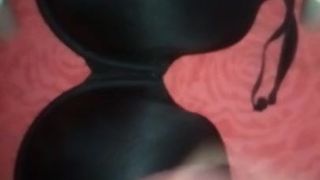 Sperma op grote zwarte beha cacique 44ddd