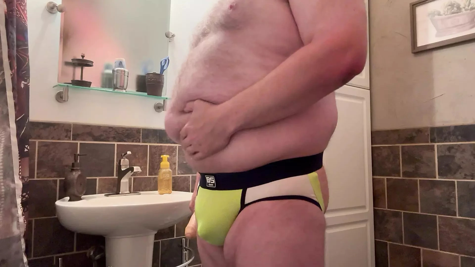 Il grasso con il sospensorsi si scopa da solo con un dildo!