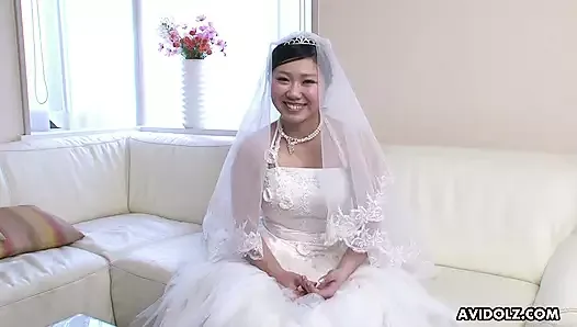 Японская девушка в свадебном платье Emi Koizumi принимает жесткий член в ее рот без цензуры.