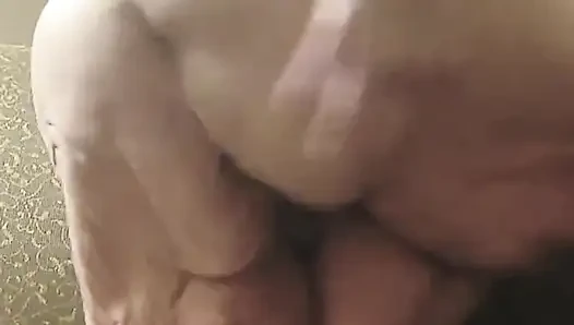 Kanepede o büyük yuvarlak götle o yarağa biniyor şimdi o bir tacizkar değil
