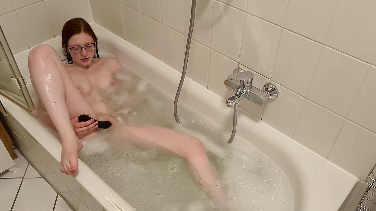 الأخت الشقيقة المنحرفة تحصل عليه في حوض الاستحمام