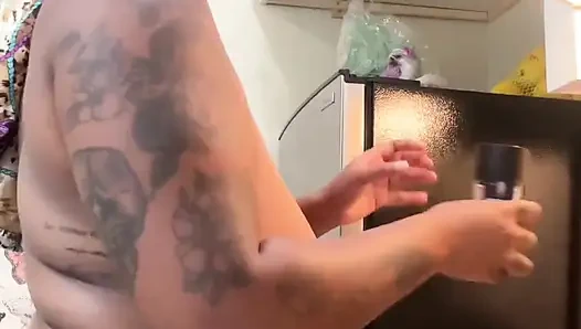 Ebenholz mit dickem hintern in der küche beim kochen nackt