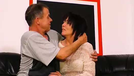 Ibu rumah tangga nyepong kontol suaminya dan dientot enak