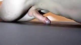 Man masturbeert met de vloer