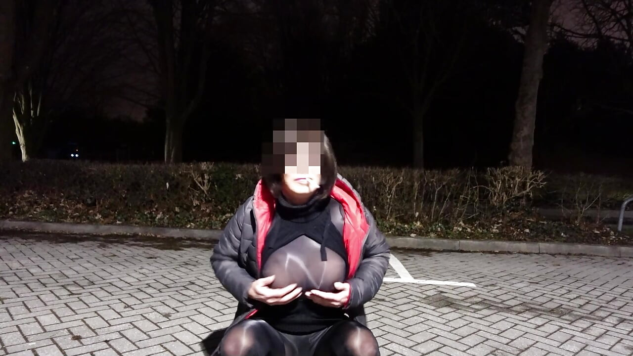 穿着黑色紧身衣和超级迷你连衣裙的我