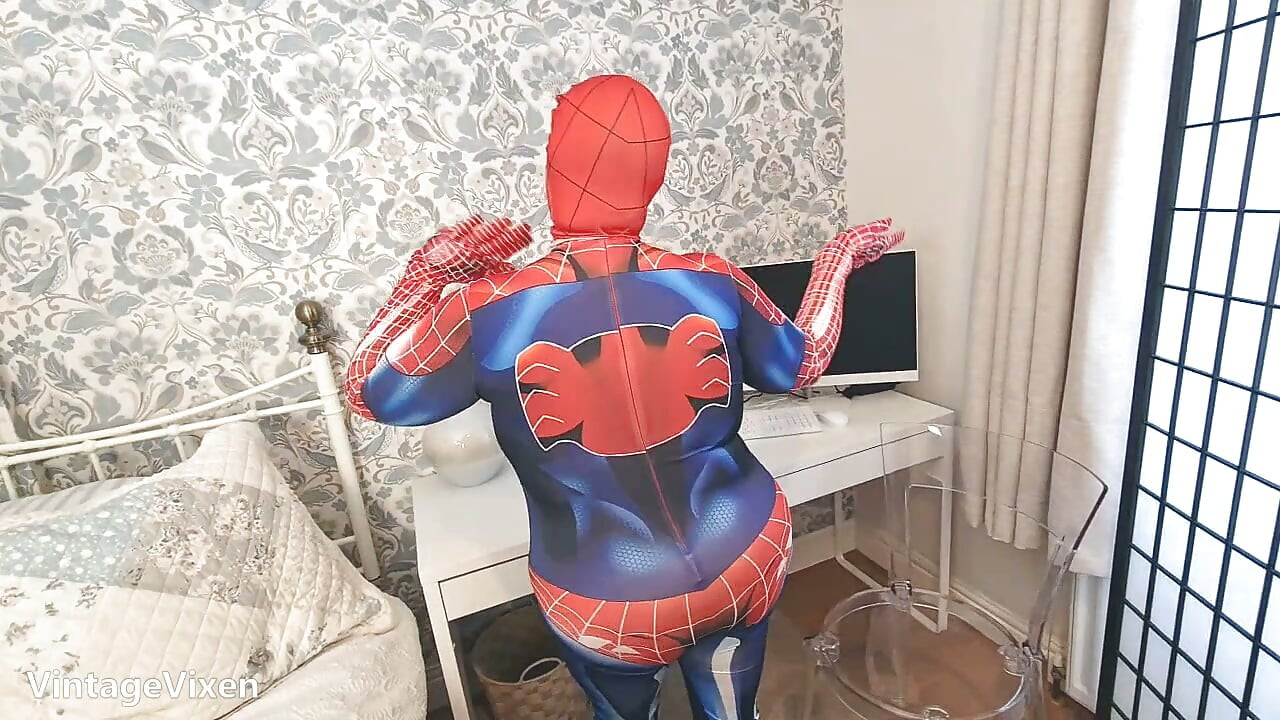 Süßes oder Saures mit der sexy BBW-Spinnenfrau mit großen reifen Titten