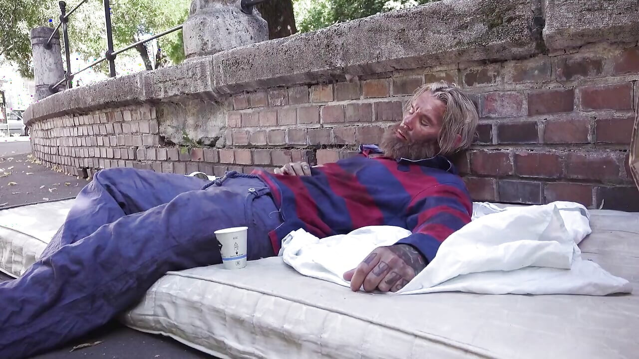 Futai sălbatic în dormitor cu brunetă excitată - penetrare profundă