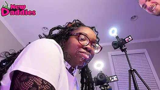 Премиум чернокожая глотка - большой белый член трахает в рот черную крошку с большими сиськами