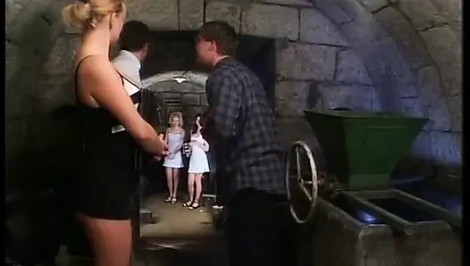 Две грязные девушки трахаются и писсируют в рот