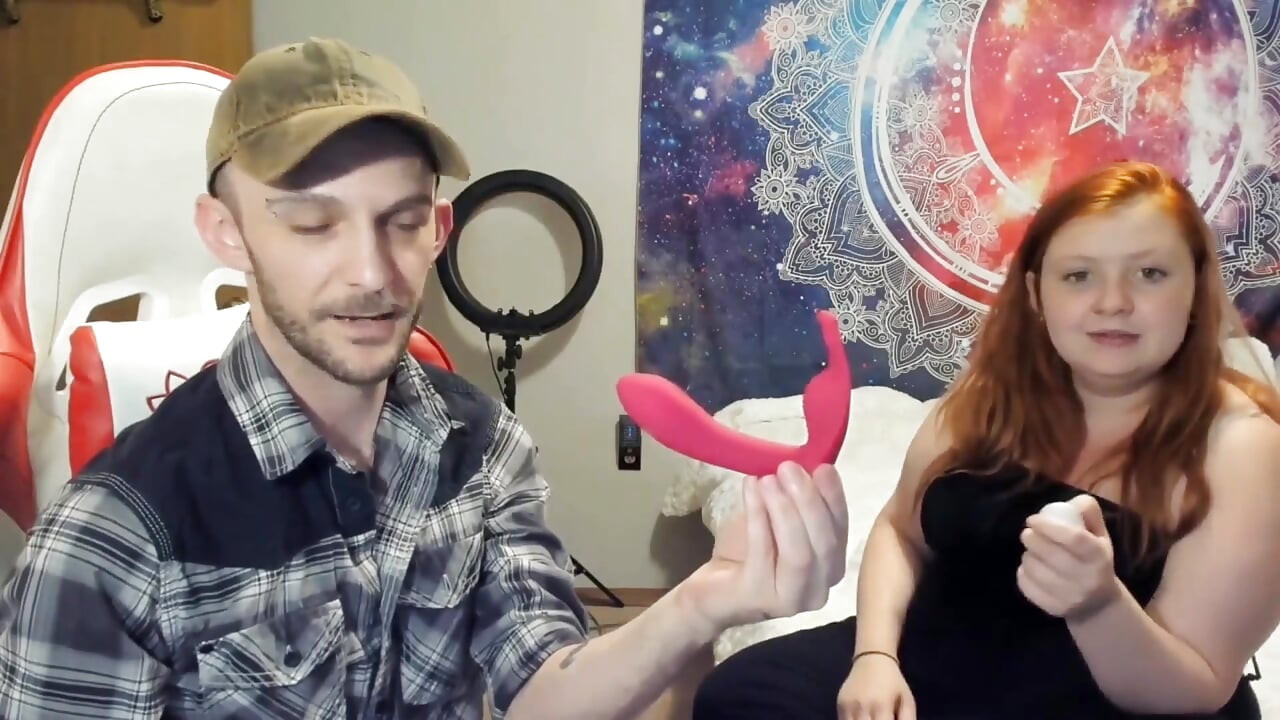 Animour külot dildo kutularını açıp mastürbasyon yapıyor
