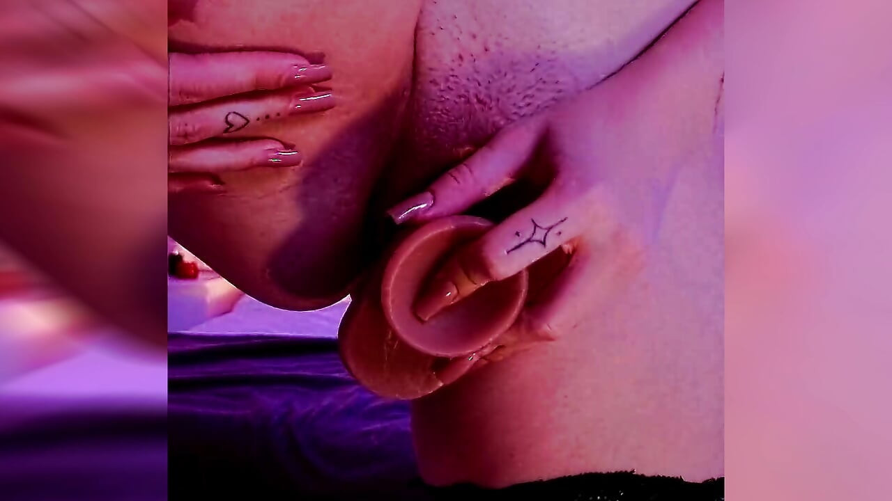 SI BLONDE DENGAN PANTAT MENTEGA YANG CANTIK MELOMPAT PADA ZAKAR KOTE HITAM BESAR