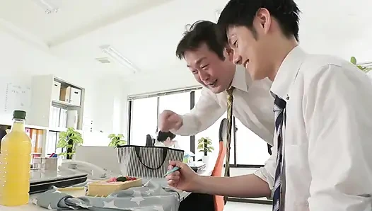 Занимайся сексом с симпатичной коллегой с короткой стрижкой, ее оральные секс-навыки действительно хороши. Часть.1