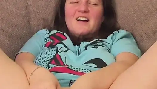 Сняли на видео с Iphone с использованием огромного фиолетового дилдо в первый раз