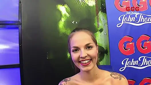 Memek becek si cewek hot rambut cokelat ini dientot habis-habisan sampai dicrot di dalam