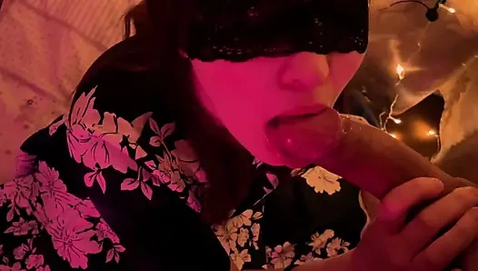 Tatilde maskeli ve elbiseli güzel bir kadından sakso