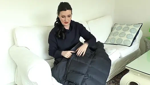 Reißverschlusstest an einem dunkelblauen Mantel, lady victoria Valente