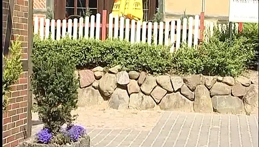 Грудастая рыжая тинка снимает платье на улице