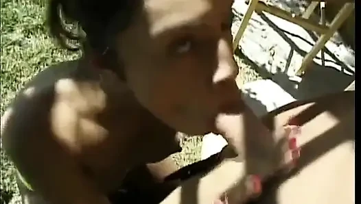 Esmer genç kız dışarıda uzun sakso çekiyor