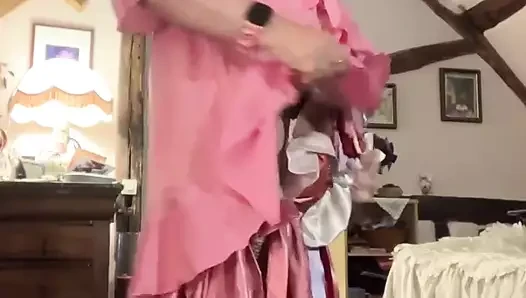 Dışarıda bir gece için küçük pembe elbiseyle giyinmiş
