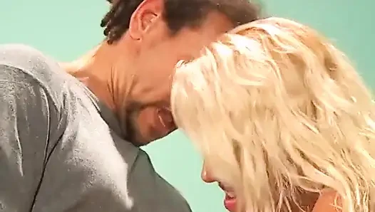 Blonde hure liebt es, zwei schwule beim ficken zu sehen