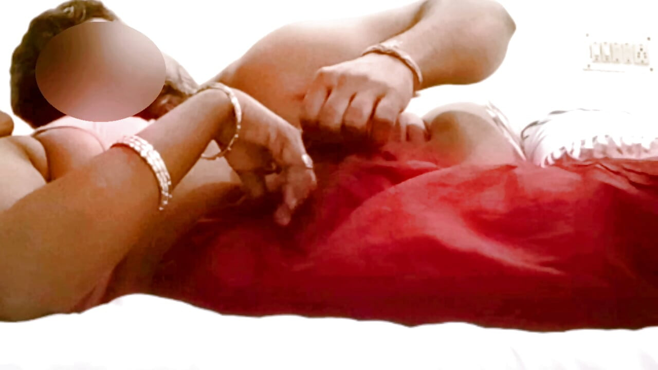 Desi Uncut Tamil BBW przyrodnia siostra Latha's Wielkie cycki ssane i anal piesek jebana przez mężu Renu! Indianhotwifex