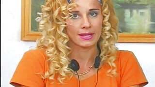 Una delgada rubia de Alemania adora saltar sobre una vara dura