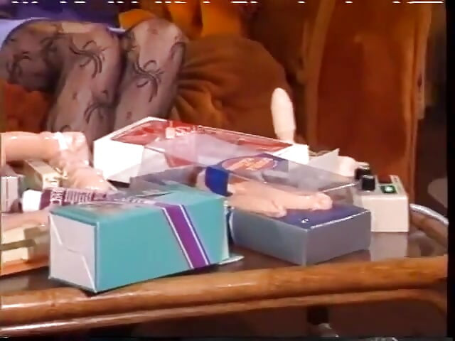 Az aranyos szőke csaj, Charlie Waters szereti szexszel kezdeni a reggelt jól felszerelt szeretőjével