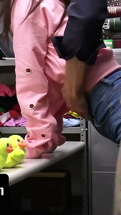 肮脏的宝贝Maddy试图在一只塞满的鸭子里购买大量珠宝 - Shoplyfter | 短片 1