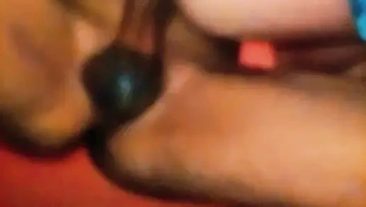 MILF mit einer saftigen muschi, spricht schmutzig, bittet um schwanz und bekommt alles nass, wie kann man das vor ihrem ehemann verbergen?