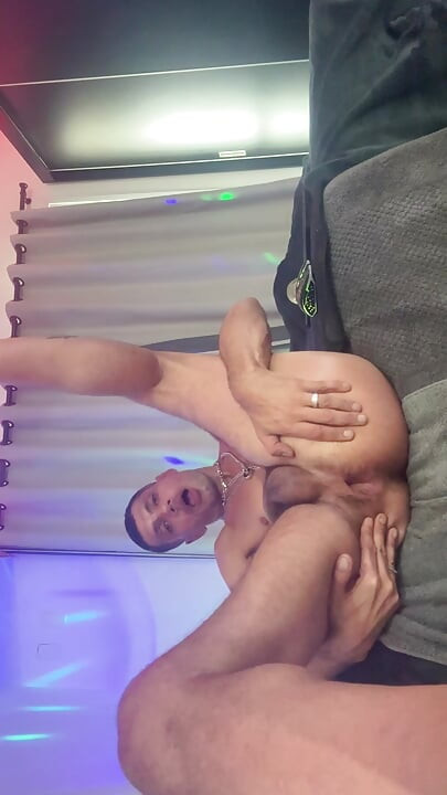 Un mec sexy joue avec son trou et sa bite mouillée