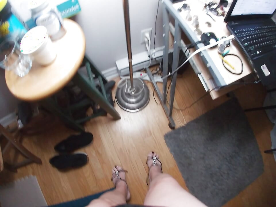 Eldre CD-hore er en sånn sissy som spiller innendørs med sin crossdressing shecock!