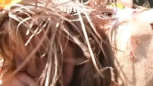 Cewek jerman ini pengen banget nyepong kontolnya di dalam truk