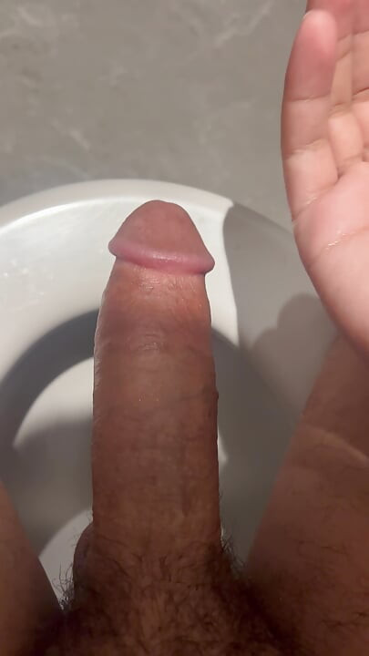 Después de ver a mi hermanastra caliente me masturbé en el baño