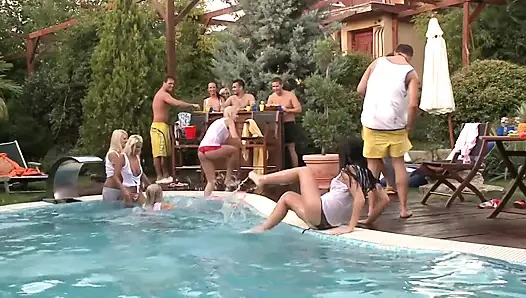 Wilde Pool-party-orgie Mit Blondinen, Die Große Schwänze Lutschen