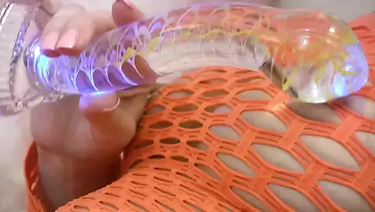 Fileli ateşli genç kız vibratörüyle oynuyor