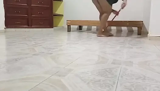 Tombul komşu yeni dairesini temizliyor