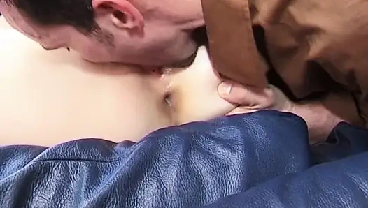 Güzel Fransız bebek götünde yarak ve yüzünde spermin tadını çıkarıyor